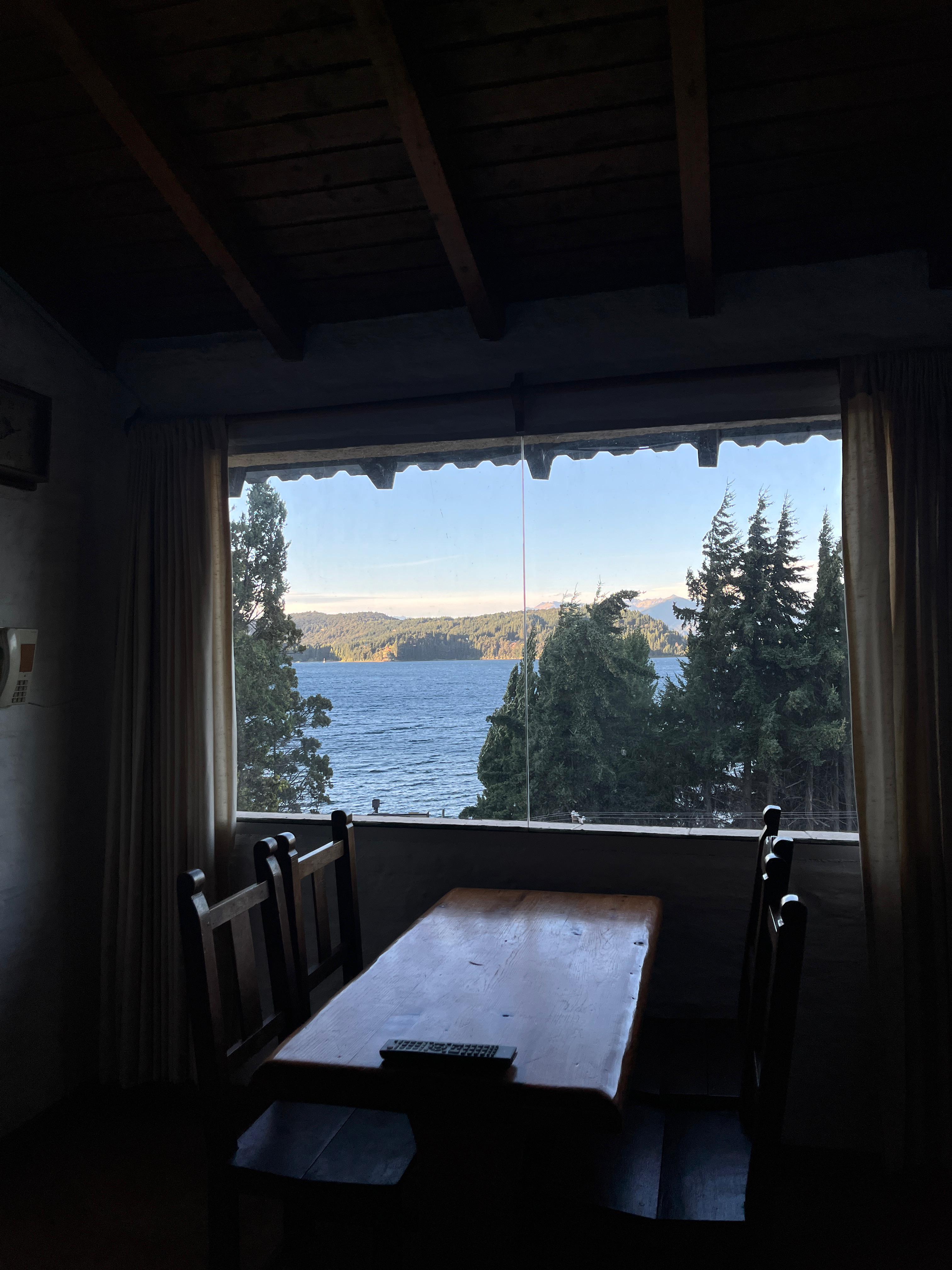 Comedor con vista al lago